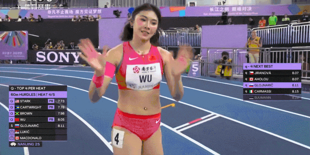 晋级半决赛✊吴艳妮跑完后冲镜头挥手、点赞🤩可爱捏~